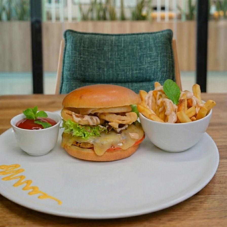 Hamburger served with fries and sauce