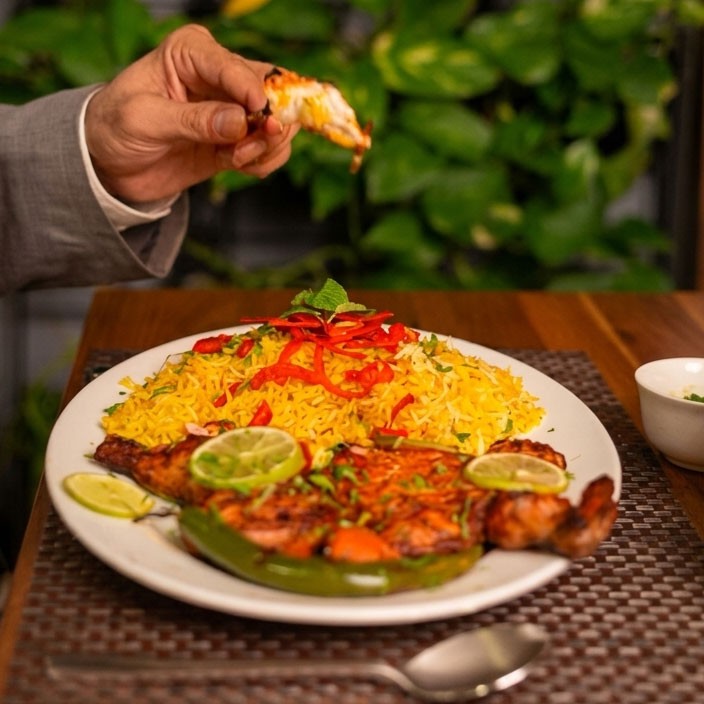 Palau served with chicken, rice and lime